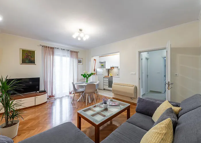 Apartament Mart