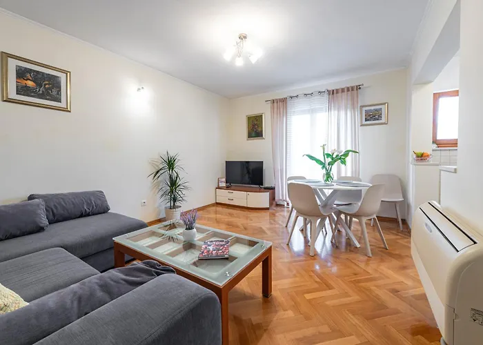 Apartament Mart *